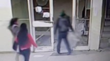 Imagen de Video: se robó un inodoro del hospital de Roca y se fue caminando por la puerta de acceso