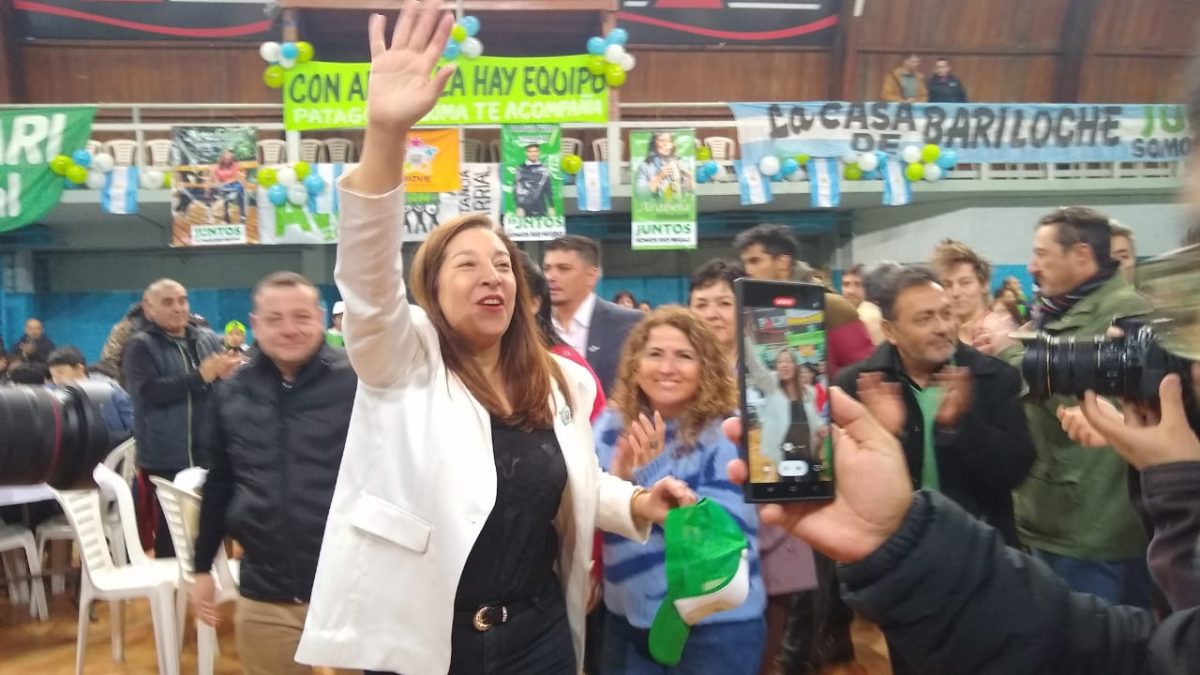 Arabela Carreras se lanzó a la intendencia con un acto y locro con la militancia de Bariloche. 