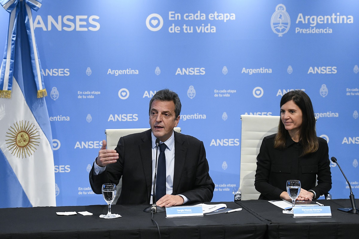 El ministro de Economía, Sergio Massa y la directora ejecutiva de Anses, Fernanda Raverta, anunciaron hoy nuevos créditos de ese organismo de hasta $ 400.000 para jubilados y pensionados. 