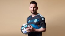 Imagen de La foto más esperada: Messi posó con la camiseta que las jugadoras de la Selección Argentina usarán en el Mundial