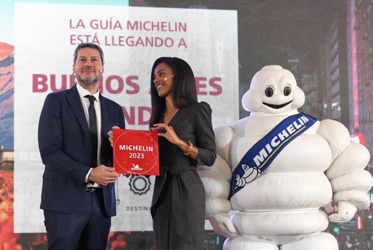 El ministro de Turismo Matías Lammens junto a la editora francesa de la Guía, Michelin Éditions du Voyage.