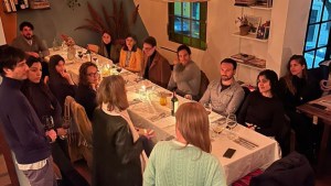 Neo-salonnieres: dos jóvenes organizan tertulias en su casa para debatir sobre la actualidad con referentes