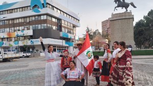 Peruanos en Neuquén festejaron con colores y baile los 202 años de independencia