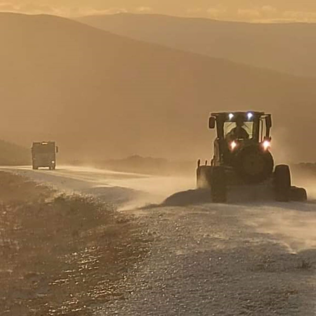 Trabajos sobre Ruta 242, camino a Pino Hachado, con acumulación de nieve. Foto: Dirección Provincial de Vialidad de Neuquén.-
