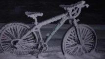 Imagen de Con 20 grados bajo cero encontró así su bicicleta en este paraíso de Chubut