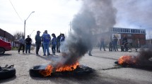 Imagen de Reclaman por despidos y cortan uno de los accesos al Parque Industrial I de Roca