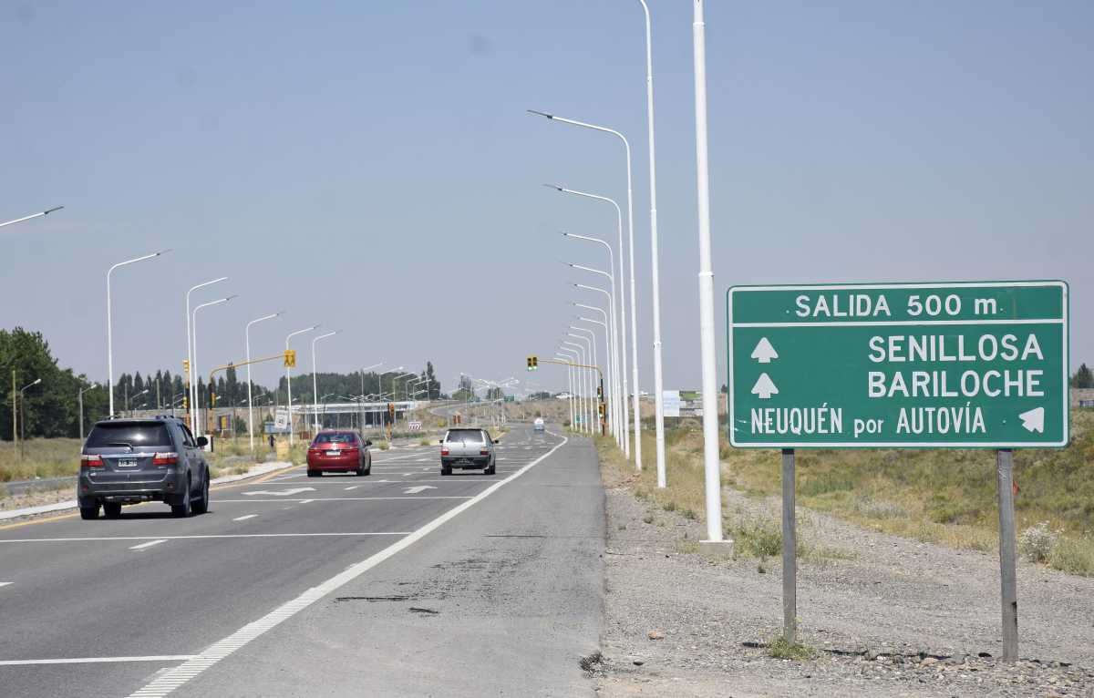 Rolando Figueroa reclama la Ruta 22 entre Río Negro y Zapala. Foto: archivo Florencia Salto.