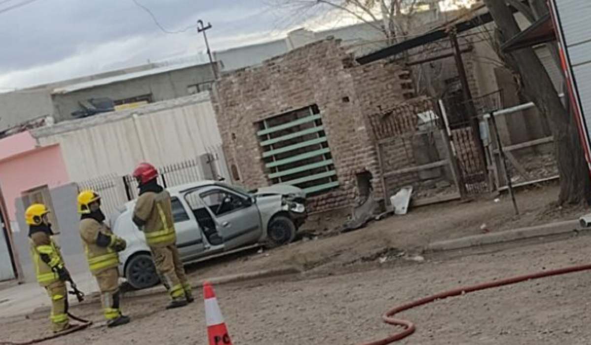 El vehículo impactó contra una casa del barrio Don Bosco de Cipolletti. Foto: gentileza LU19