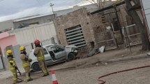 Imagen de Un auto chocó contra una casa en Cipolletti y provocó una fuga de gas