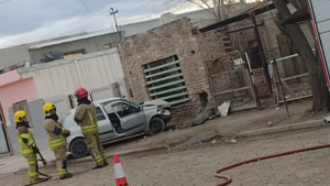 Un auto chocó contra una casa en Cipolletti y provocó una fuga de gas