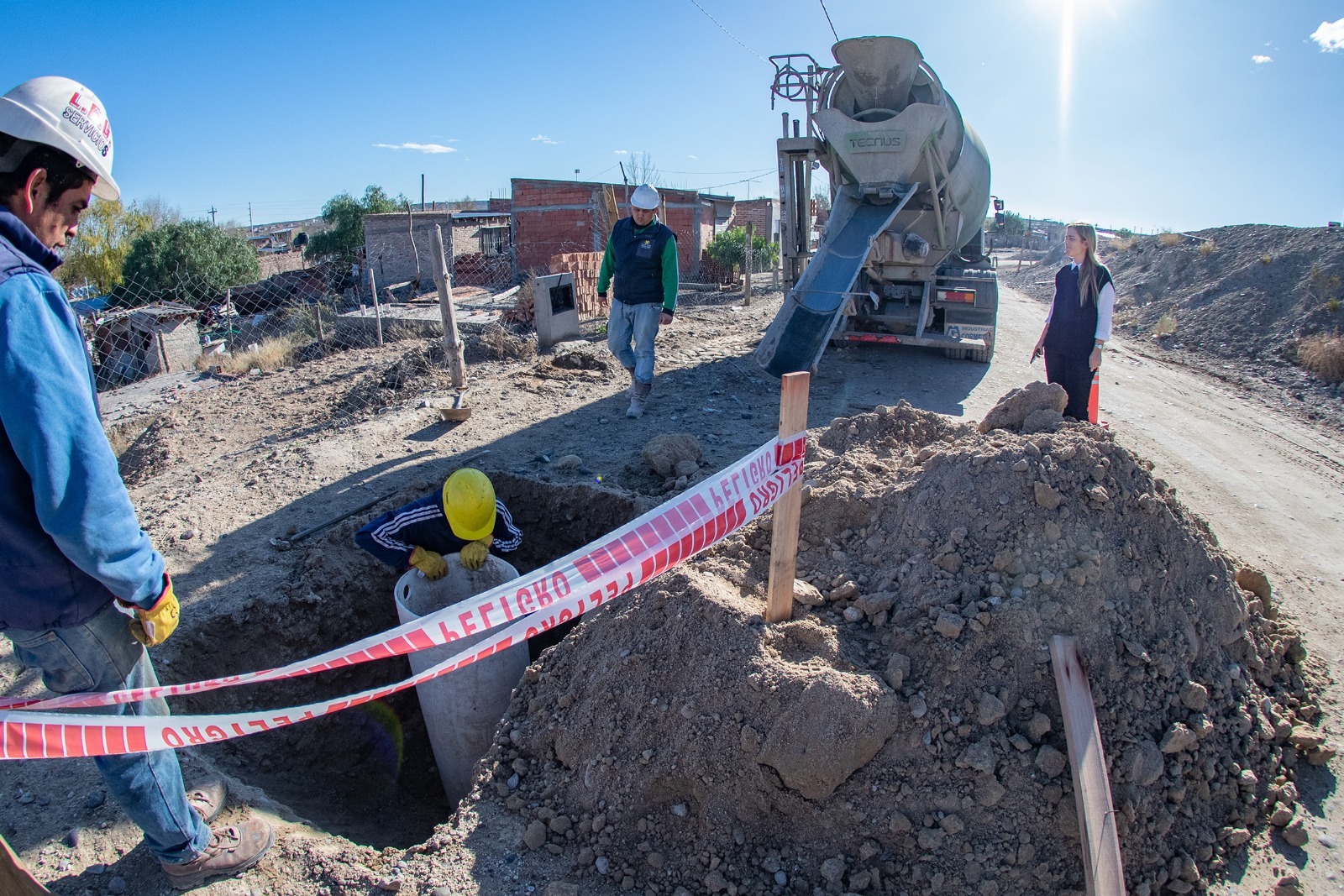 La intendenta Soria recorrió las obras que se realizan en el extremo norte de la ciudad. foto; gentileza Municipalidad de Roca.