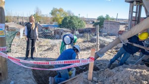 Avanza obra de alumbrado en barrio Quinta 25 de Roca y aseguran que ya está prácticamente terminada