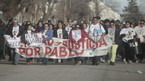 Video| Muerte del soldado en Zapala: una marcha exigió al juez Greca que se aparte