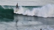 Imagen de Video| Marea alta, viento y estas olas: así vivieron el «finde» XL los surfistas en Las Grutas