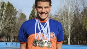 Quién es Federico Bottos, el nadador de Roca que la rompió en el Campeonato Nacional de Natación