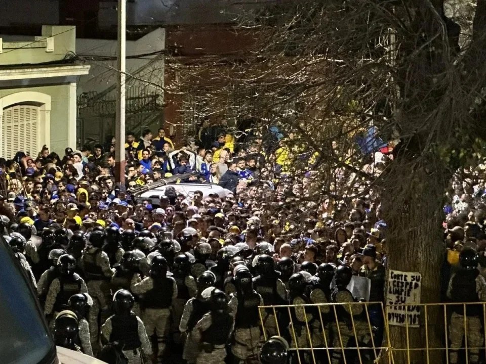 Hinchas de Boca fueron reprimidos por la Policía de Uruguay.