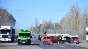 Triple choque sobre la Ruta 22 dejó un conductor con heridas, en Roca