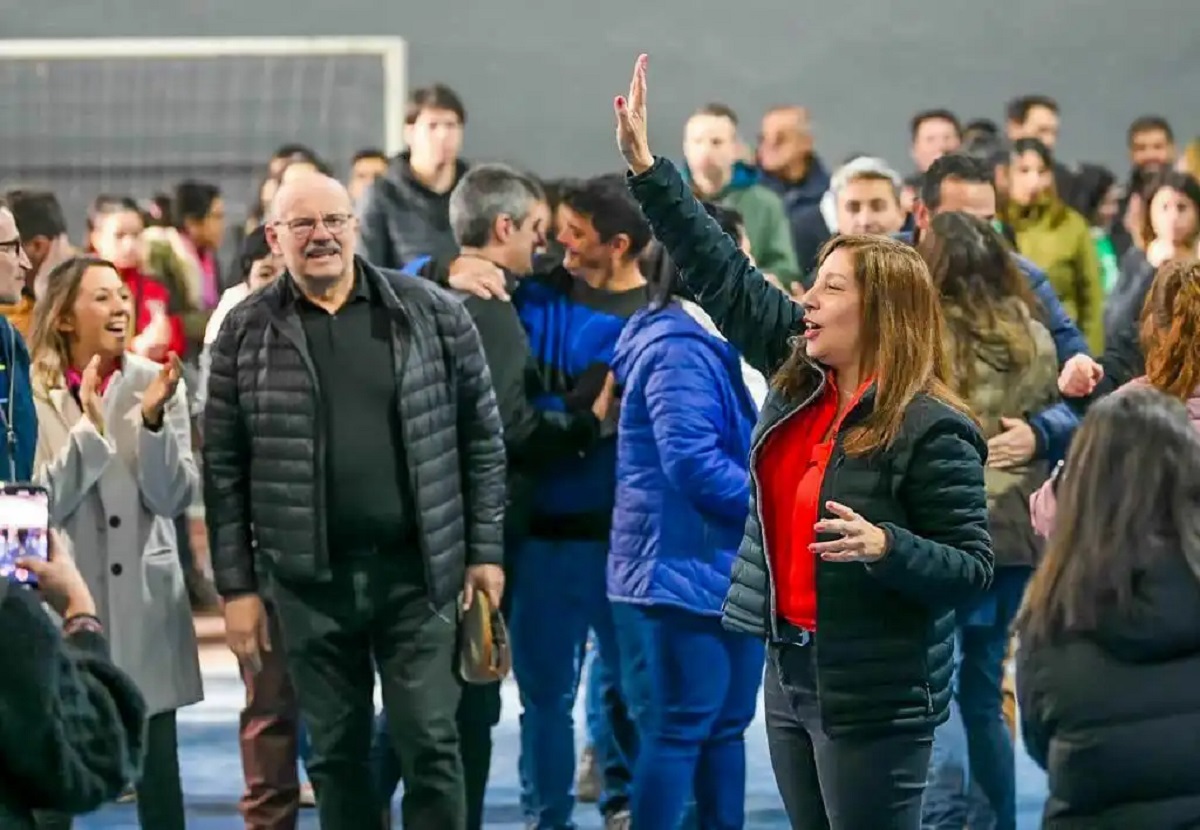 La gobernadora Arabela Carreras aseguró a Luis Di Giacomo y a Julia Fernández que "tienen todo nuestro apoyo militante para salir con toda esta semana". 