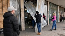 Imagen de Por temor a desmanes, comercios de Bariloche bajan persianas y tapan vidrieras