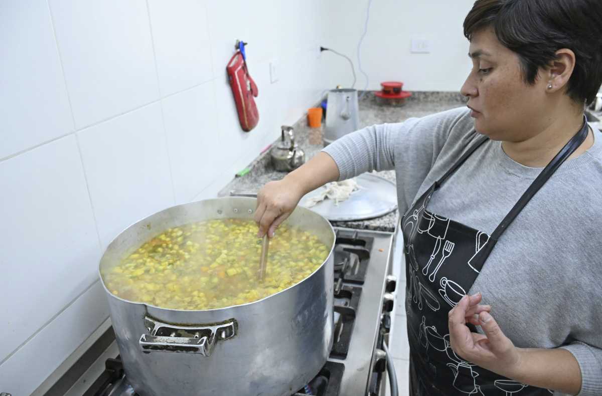 Los cocineros reciben el pedido de no cortar el sistema, pero tampoco pueden decidir sobre el menú diario. "Hay una doble presión", dijeron desde ATE. (Foto: Archivo)