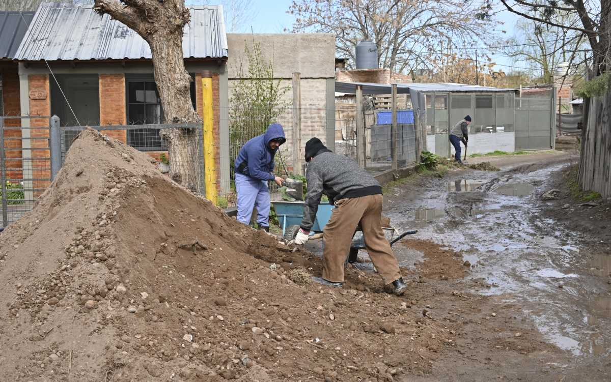 Las familias durante la semana se preparan para afrontar la crecida este fin de semana. Foto: Florencia Salto.
