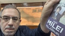 Imagen de PASO 2023: Carlos Maslatón cumplió su promesa y así mostró su voto por Javier Milei