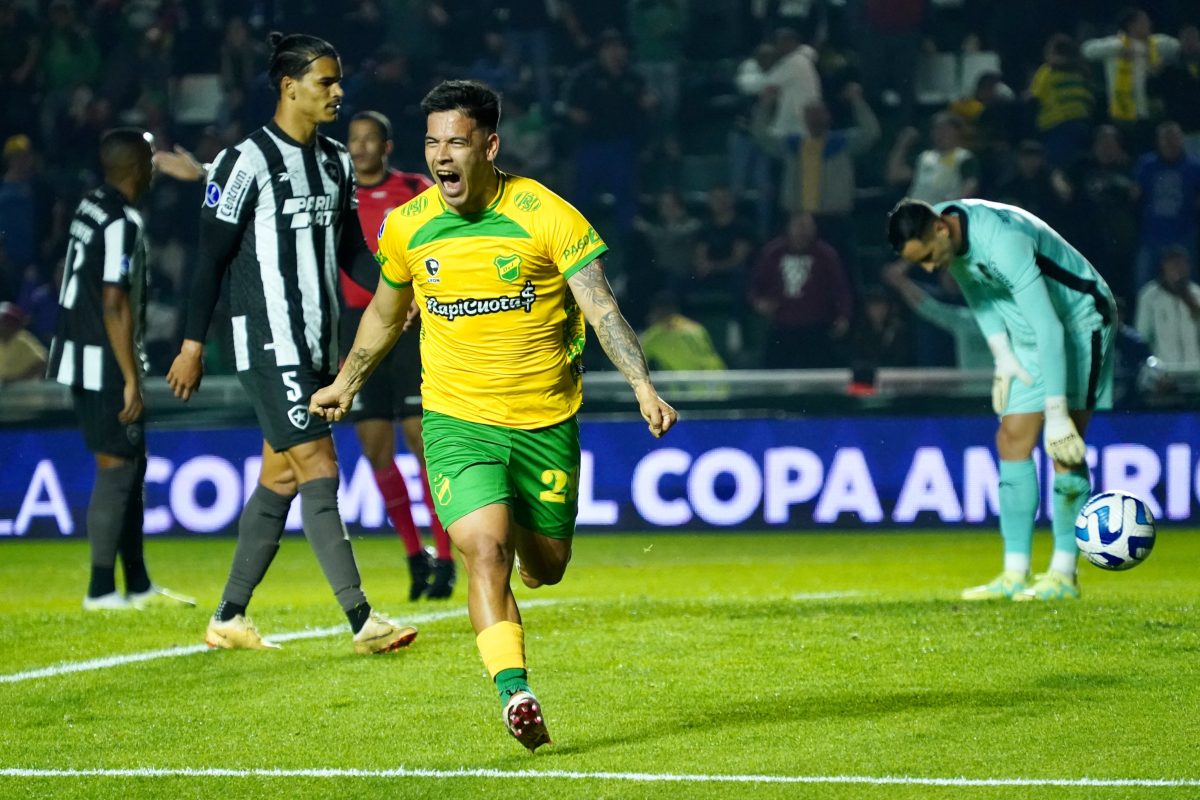 "Uvita" Fernández metió los dos goles de Defensa.