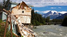 Imagen de Impresionante derrumbe de dos estructuras en un río por la ruptura de un glaciar, en Alaska