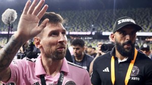 Quién es el misterioso hombre que sigue a Lionel Messi para todos lados