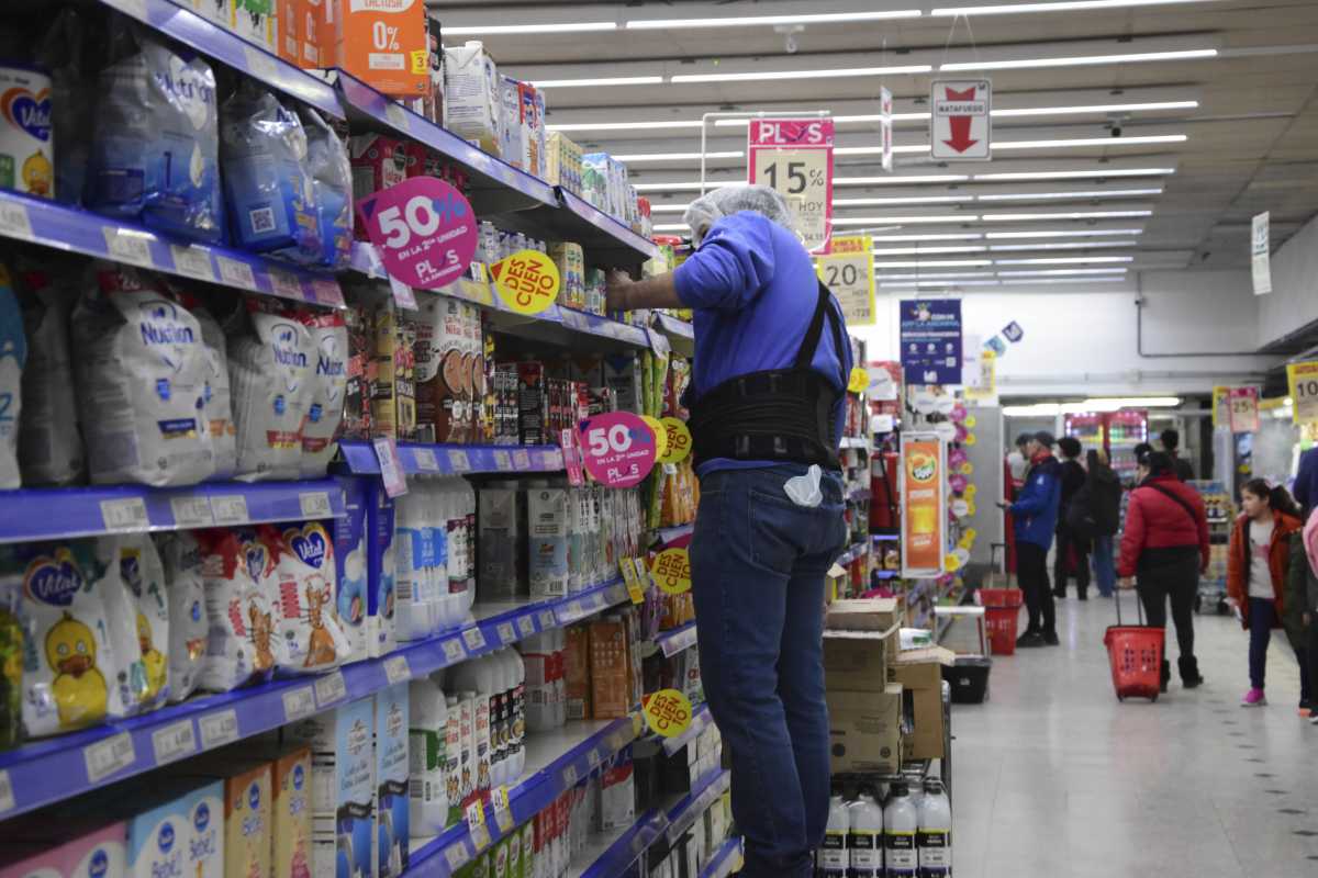 Estiman que el impuesto alcanzaría a los trabajadores de supermercados. Foto: Archivo Andrés Maripe. 