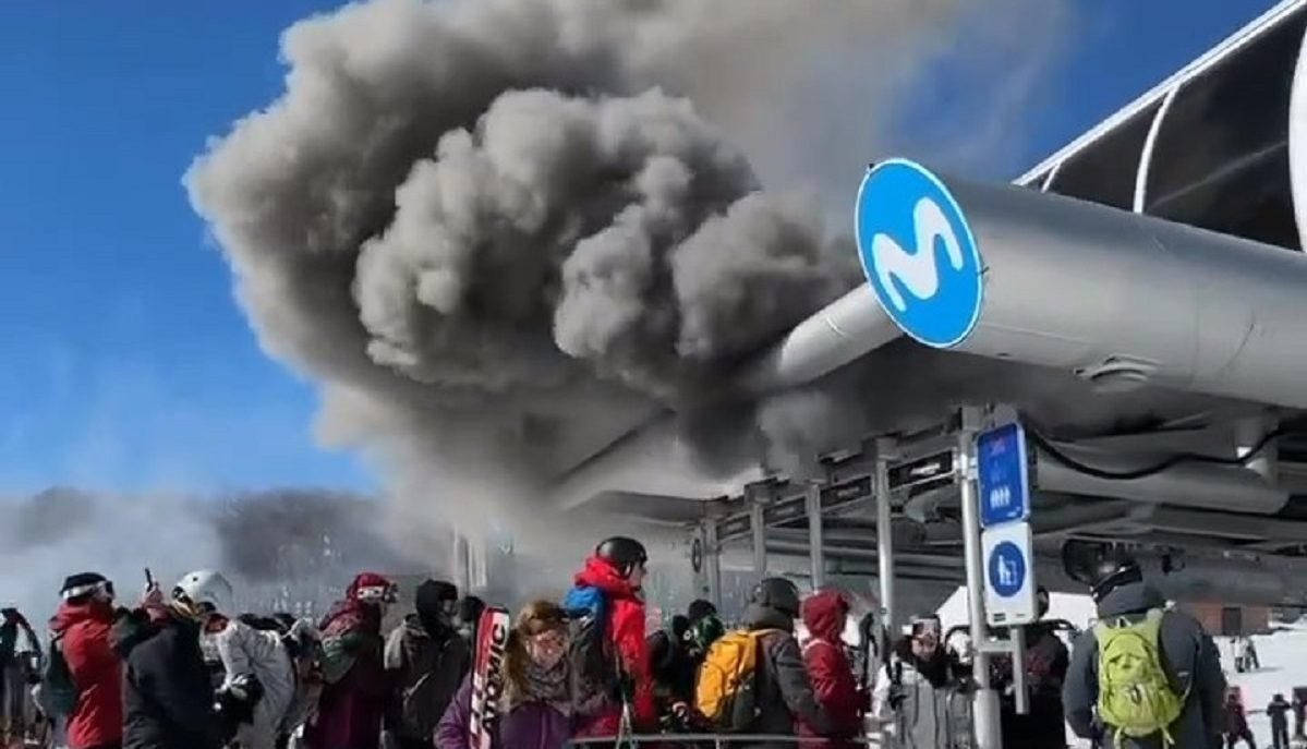 Una intensa nube de humo sorprendió a los turistas en Chapelco. Foto captura.