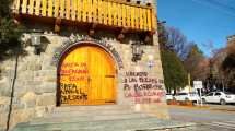 Imagen de Imputaron a la machi de Villa Mascardi por  pintadas en el Centro Cívico de Bariloche