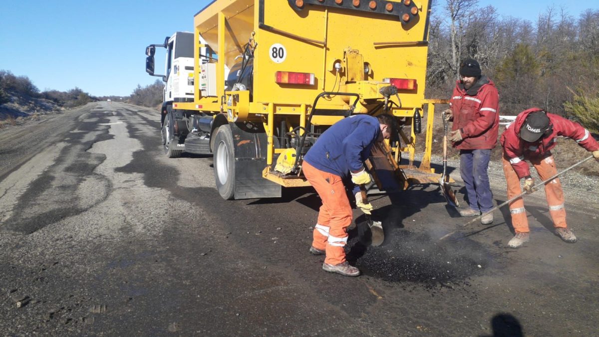 Personal de Vialidad Nacional hoy realizó bacheo en frío en la Ruta 40. Gentileza