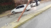 Imagen de Chocó contra un poste y abandonó el auto esta madrugada en Cipolletti