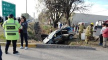 Imagen de Murió el conductor de la camioneta que cayó en el canal de riego en Fernández Oro