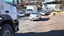 Imagen de Video: la lluvia volvió a detonar la Ruta 151 abajo del puente ferroviario en Cipolletti