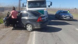 Ruta 22: una maniobra de sobrepaso terminó mal y chocó con un camión, en Roca