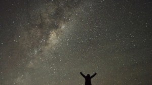 El encanto de ver y saber de las estrellas en Roca