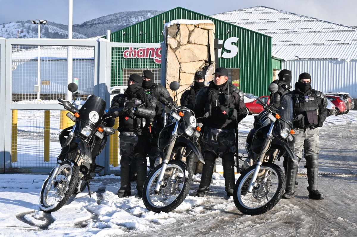 Policías de Río Negro custodian fuertemente los grandes supermercados de Bariloche, tras los incidentes. Foto: Chino Leiva