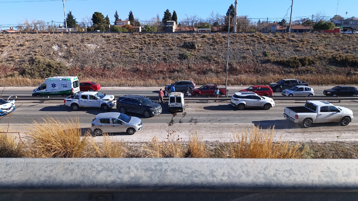 Choque en cadena en Ruta 7 complica el tránsito hacia Neuquén: una camioneta de Salud implicada