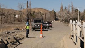 Desmoronamiento de un cerro en  Chos Malal: la ruta alternativa será en la costa del Curí Leuvú