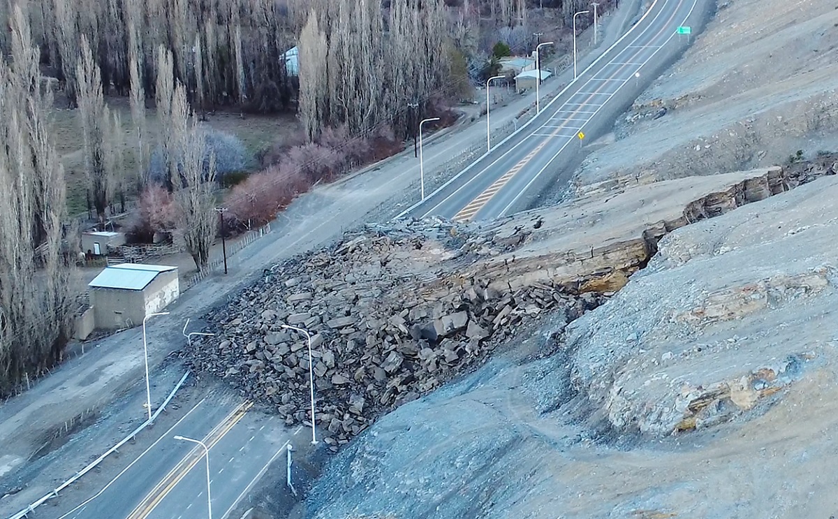 Polémica en Chos Malal, tras el desmoronamiento del cerro: "El intendente nos falló". Foto: Diario Río Negro - Marín Ortiz