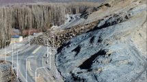 Imagen de Desmoronamiento de un cerro en Chos Malal: «No hay personas debajo de las piedras»