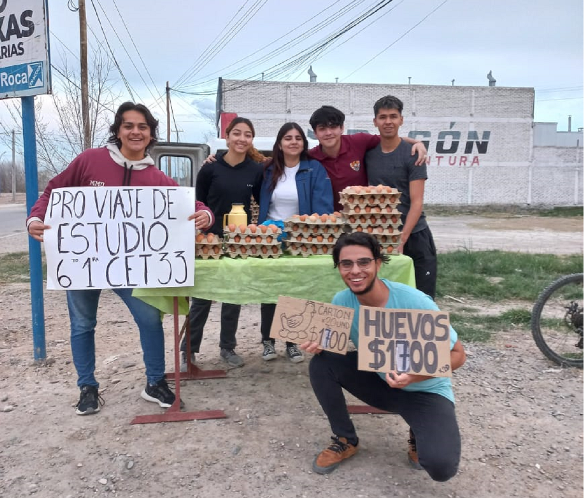 Venden huevos en la ruta para pagar su viaje de estudio. Foto: gentileza