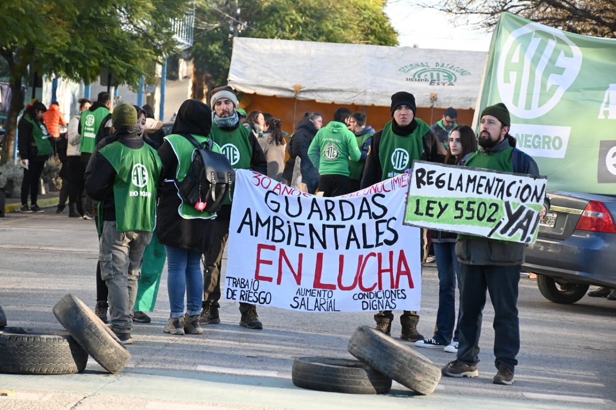 Los guardas ambientales nucleados en ATE concentran frente a la Casa de Gobierno en Viedma. Foto: Marcelo Ochoa.