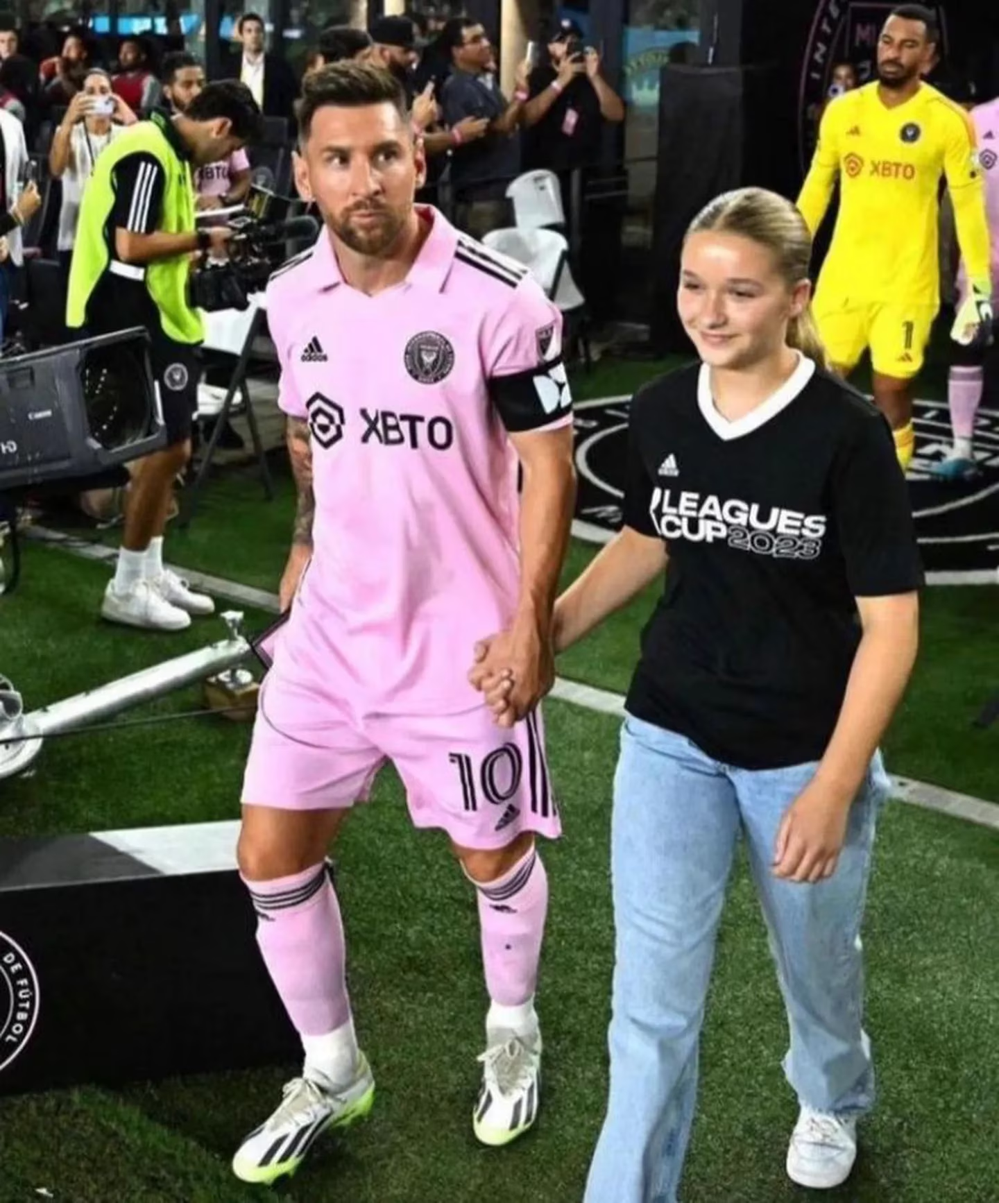 Leo Messi entró al estadio con Harper, la hija de David y Victoria Beckham