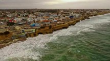 Imagen de Impresionante video: Las Grutas con marea alta y viento sur en la previa del finde largo