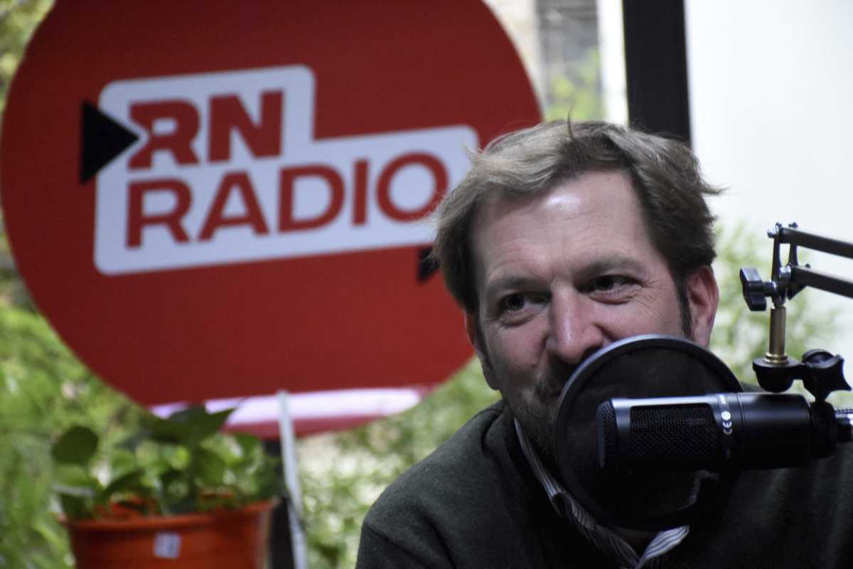 El ministro de Producción de Neuquén visitó los estudios de Río Negro Radio. Foto: Matías Subat.