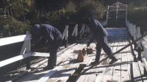 Imagen de Desmontan el icónico puente peatonal Correntoso en Villa La Angostura: este es el motivo