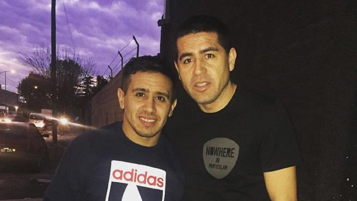 Juan Román Riquelme junto a su hermano Cristian.